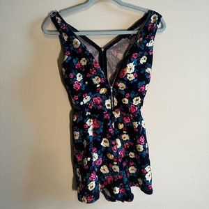 UK2LA flower romper large, fits like a medium